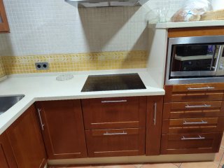 Puerta de madera maciza con cristal