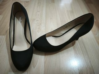 Zapato negro de tacón,sin apenas uso.