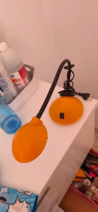 Flexo de escritorio naranja y negro