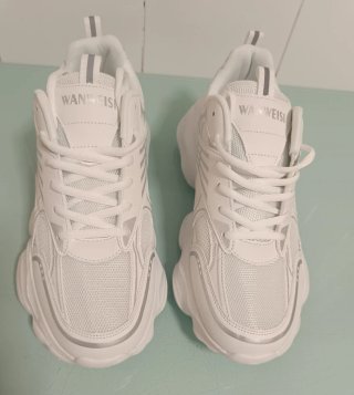 Zapatillas deportivas blancas y plateadas