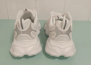 Zapatillas deportivas blancas y plateadas