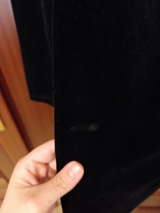 Vestido mini de terciopelo negro de Bershka