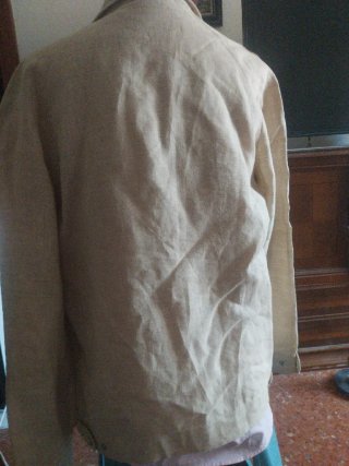 Conjunto hombre: Chaqueta beige y camisa rosa