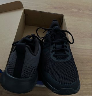Adidas negras casi nuevas