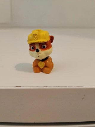 Figura di Rubble di Paw Patrol con il suo caratteristico casco giallo