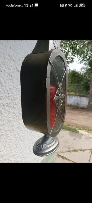 Farol de metal y cristal con vela roja
