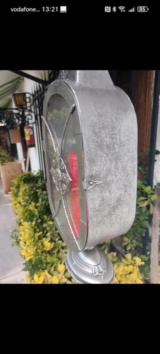 Farol de metal y cristal con vela roja
