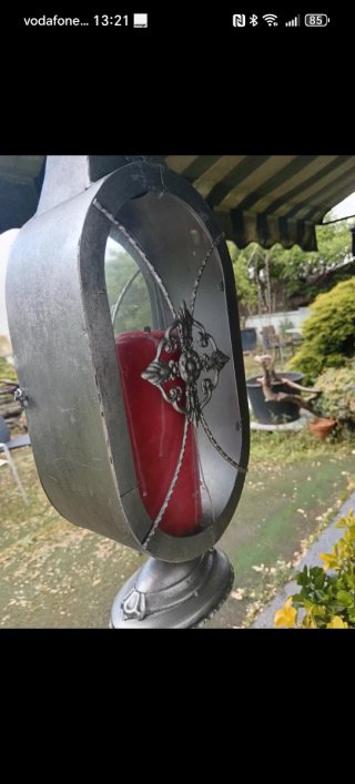 Farol de metal y cristal con vela roja