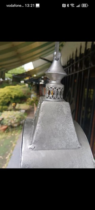 Farol de metal y cristal con vela roja