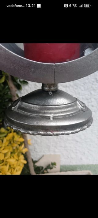 Farol de metal y cristal con vela roja