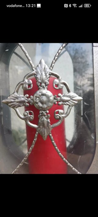 Farol de metal y cristal con vela roja