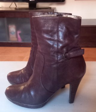 Botas de Tacón Marrón marca BATA Talla 39