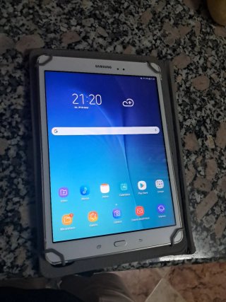 Tablet Samsung Gris y Blanca