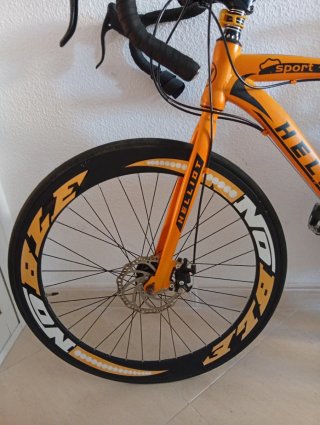 Bicicleta de carretera naranja