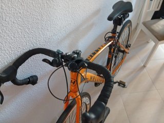 Bicicleta de carretera naranja