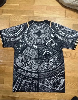 Camiseta Italia x Versace Negra Multicolor