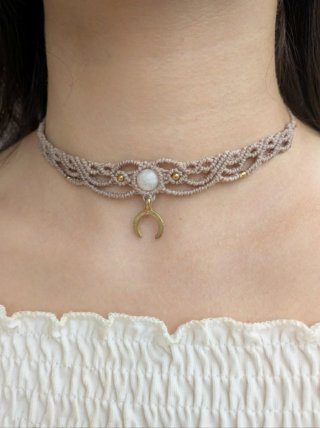 Choker macramè con labradorite bianca e luna