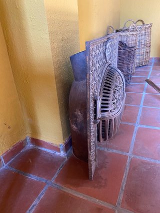 Estufa antigua de fundición decorativa