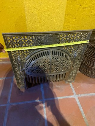Estufa antigua de fundición decorativa