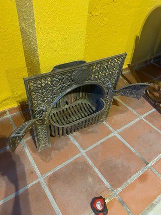 Estufa antigua de fundición decorativa