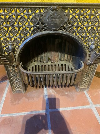 Estufa antigua de fundición decorativa