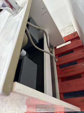 Lavamanos blanco con mueble y grifo