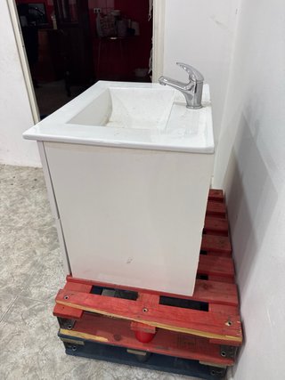 Lavamanos blanco con mueble y grifo