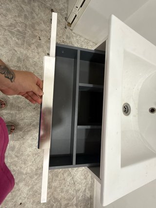 Lavamanos blanco con mueble y grifo