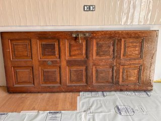 Puerta de madera maciza antigua