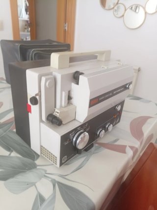 Proyector Súper 8 y películas.