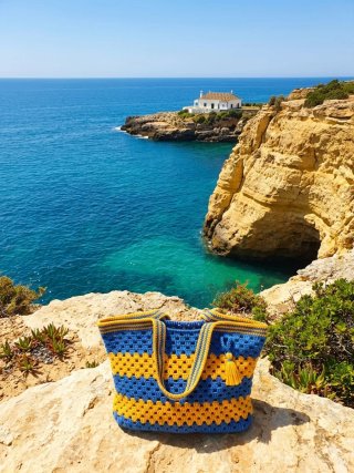 Bolsa de crochê azul e amarela