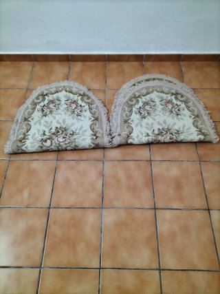 Coppia di tappeti floreali per letto