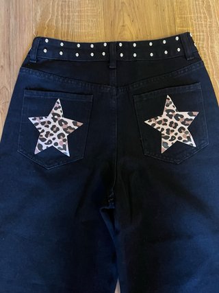 Pantalones vaqueros negros con tachuelas