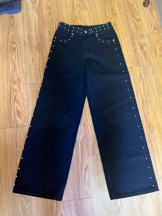Pantalones vaqueros negros con tachuelas