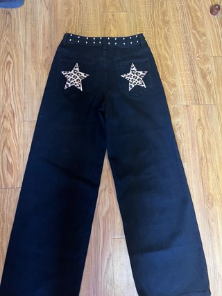Pantalones vaqueros negros con tachuelas