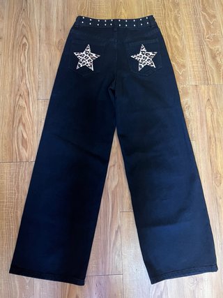 Pantalones vaqueros negros con tachuelas