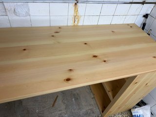 Mesa de madera maciza con estanterías