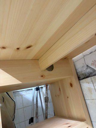 Mesa de madera maciza con estanterías