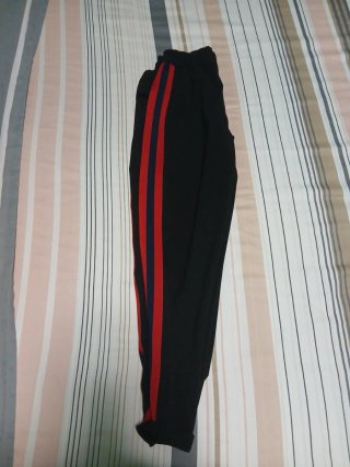 Pantalones negros con rayas rojas