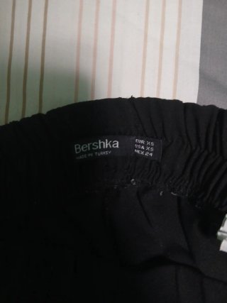 Pantalones negros con rayas rojas