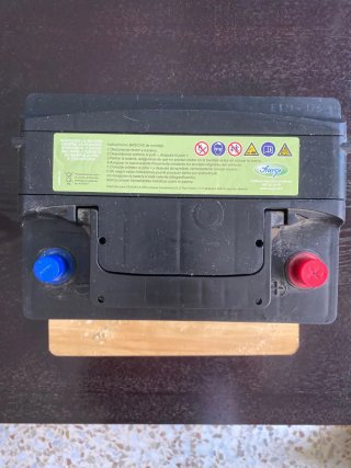 Batería de automóvil H5 . Completamente descargada