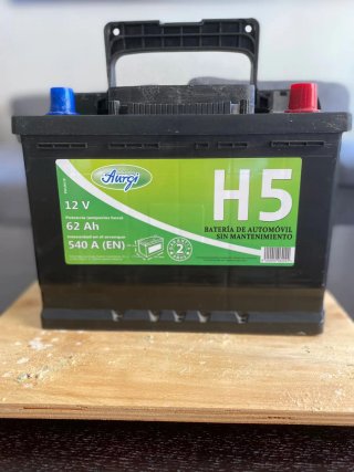 Batería de automóvil H5 . Completamente descargada