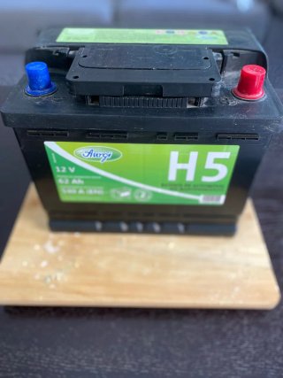 Batería de automóvil H5 . Completamente descargada
