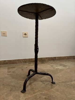 Mesa auxiliar de hierro forjado