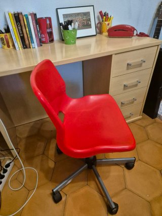 Pupitre de estudio de madera silla giratoria roja.