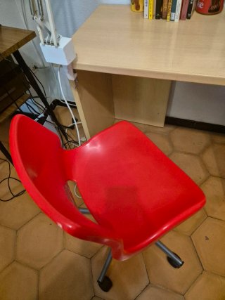 Pupitre de estudio de madera silla giratoria roja.