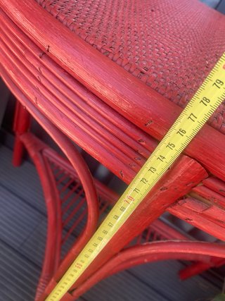 Mesa de ratán roja semicircular