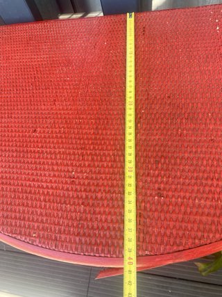 Mesa de ratán roja semicircular