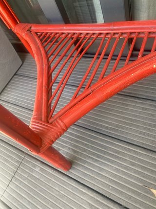 Mesa de ratán roja semicircular