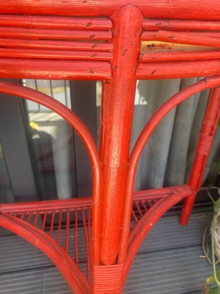 Mesa de ratán roja semicircular